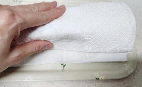 두부 반 모를 준비하여 물기를 제거한 후, 부드럽게 으깨줍니다.