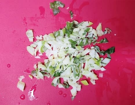 대파 두 줌을 잘게 다져 준비합니다.