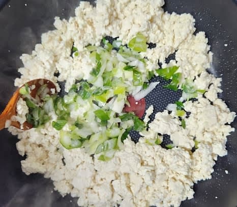 다진 대파를 팬에 넣고 함께 볶아줍니다.