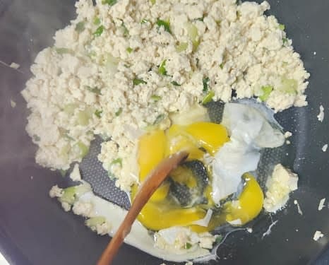 두부와 대파가 적당히 볶아지면, 팬 한쪽에 들기름 1 큰술을 추가하고, 계란 1개를 넣어 스크램블합니다.