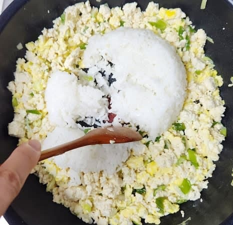 계란이 반쯤 익으면, 밥 한 공기를 팬에 넣고 재료들과 잘 섞어줍니다.
