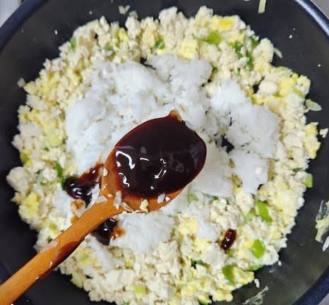 굴소스 1.5 큰술을 팬에 넣고, 센 불에서 재료들이 고루 섞이도록 볶아줍니다.