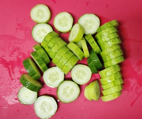 오이 2개를 깨끗이 씻은 후, 꼭지를 제거하고 두툼하게 썰어줍니다.