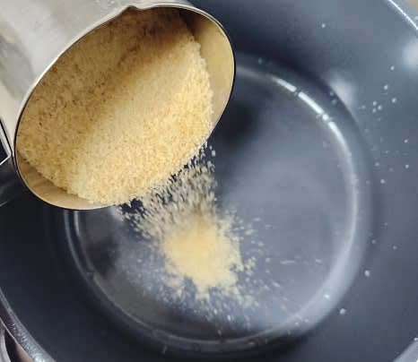 냄비에 설탕 100g과 식초 100ml를 넣습니다.