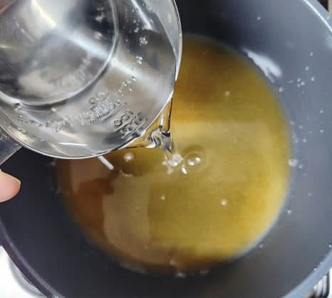 물 200ml를 냄비에 추가하여 설탕과 식초와 함께 섞어줍니다.