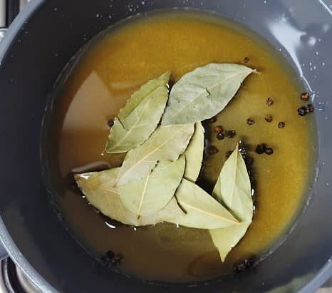 통후추 0.5 큰술과 월계수잎 6~7장을 냄비에 넣습니다.