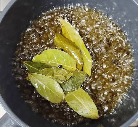 냄비를 중불에 올려 설탕이 완전히 녹을 때까지 끓여 피클물을 만듭니다.