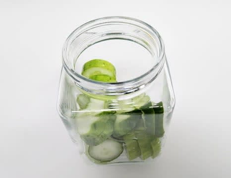 소독된 유리병에 썰어놓은 오이를 담습니다.