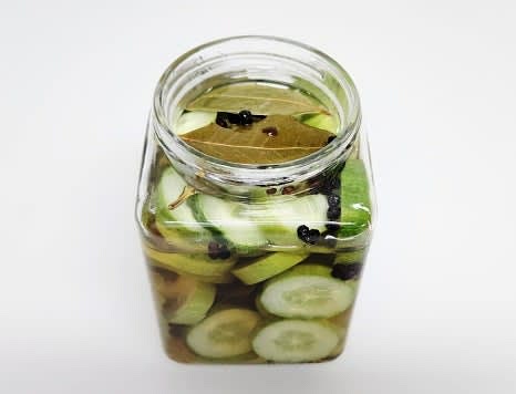 끓인 피클물을 뜨거운 상태로 오이가 담긴 유리병에 부어줍니다.