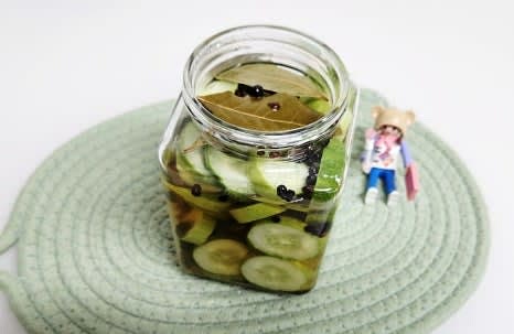 유리병의 뚜껑을 닫고, 실온에서 반나절 정도 식힌 후 냉장고에 보관합니다.