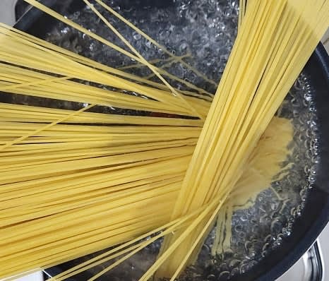 파스타면 2인분을 끓는 물에 8분간 삶아줍니다. 삶은 면은 체에 받쳐 물기를 빼줍니다.