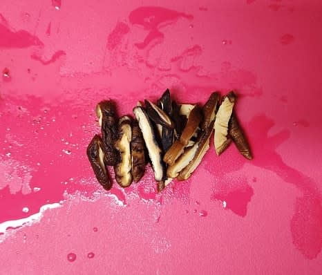 건표고버섯 3개를 물에 30분 정도 불린 후, 얇게 썰어줍니다. (생표고버섯을 사용할 경우 불리지 않고 바로 사용 가능합니다.)