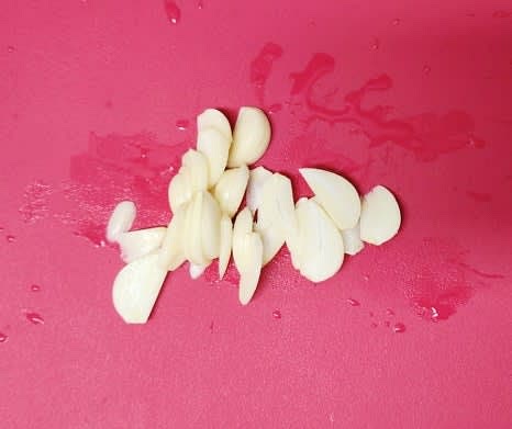 마늘 6개를 얇게 편썰어 준비합니다.