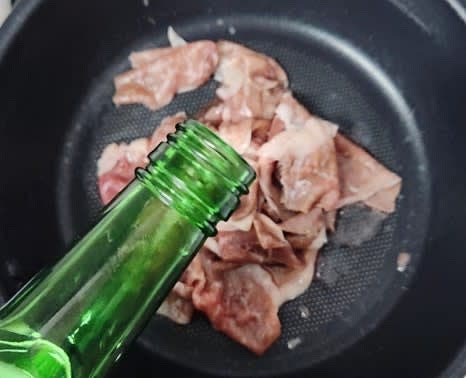 팬에 차돌박이 150그램을 넣고, 술 2큰술을 추가하여 볶아줍니다.