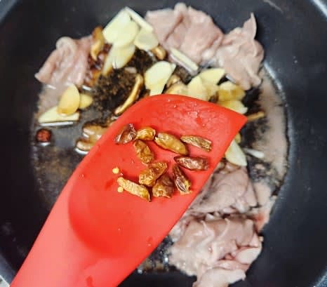 진간장 7큰술, 설탕 1큰술, 페페론치노 1큰술을 팬에 넣고, 물 150밀리리터를 추가하여 소스를 만듭니다.