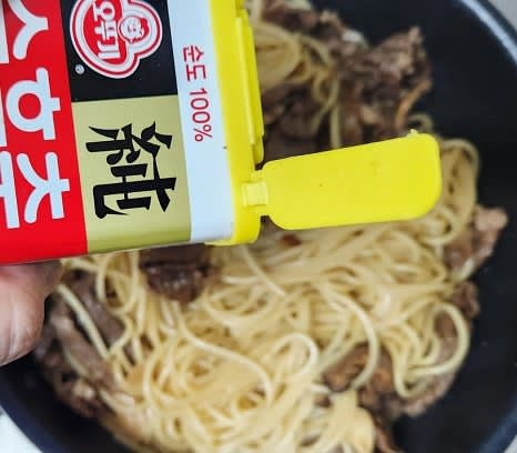 후춧가루를 약간 뿌려 간을 맞추고, 모든 재료가 잘 어우러지도록 볶아줍니다.