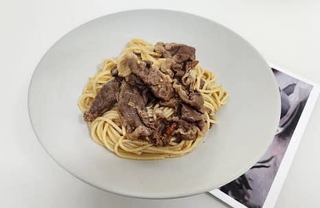 완성된 간장파스타를 그릇에 담아 따뜻하게 즐깁니다.