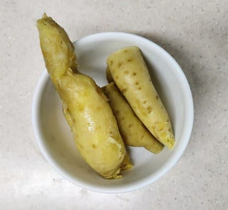 삶은 고구마를 찬물에 5분 정도 담가 식힌 후, 껍질을 벗겨줍니다.