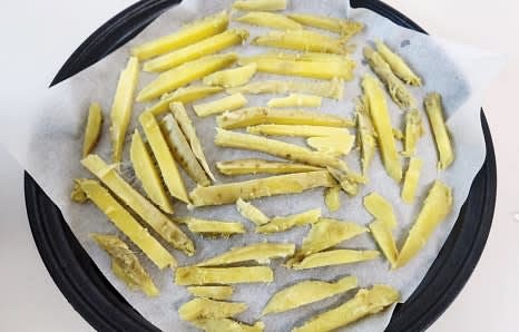 에어프라이어 사용 가능한 그릇에 종이호일을 깔고, 썰어놓은 고구마를 올려줍니다. 한 번에 다 안 올라가면 나누어 조리합니다.