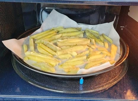 에어프라이어를 120도로 설정하고, 20분간 조리합니다.