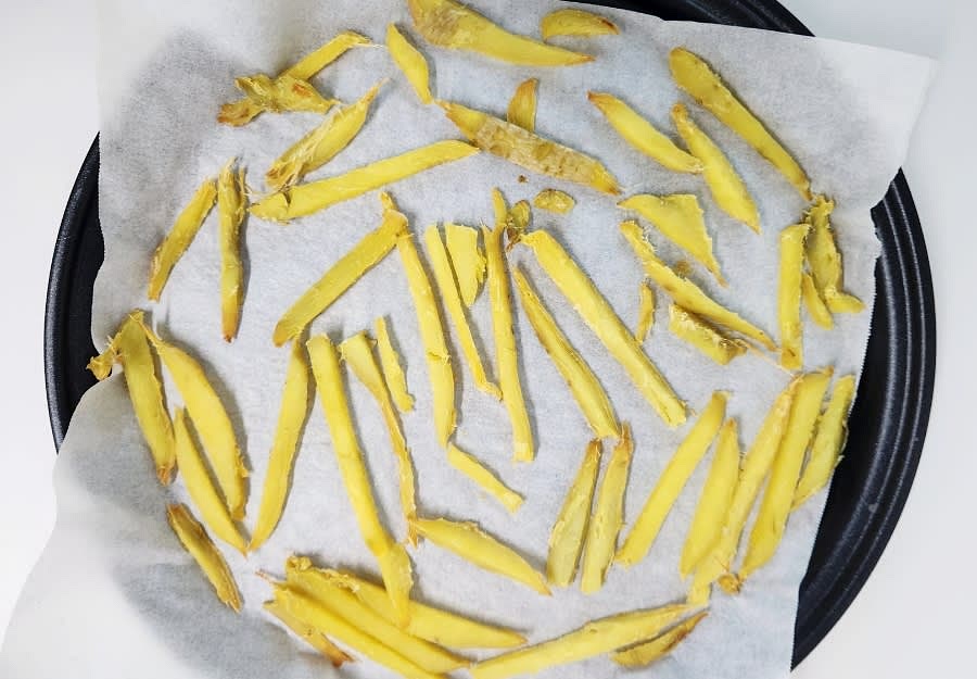 조리가 완료되면 고구마말랭이를 한 김 식혀줍니다.