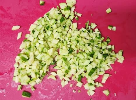 애호박 반 개를 잘게 다지듯이 썰어줍니다.