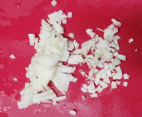 양파 반 개를 애호박과 같은 크기로 썰어줍니다.