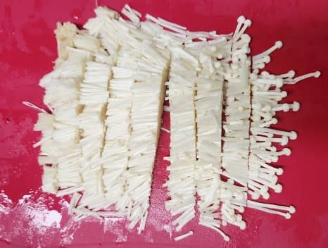 팽이버섯 한 팩의 밑둥을 제거하고 잘게 썰어줍니다.