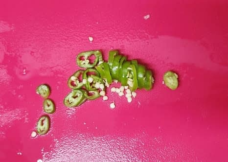 청양고추 1개를 송송 썰어줍니다.