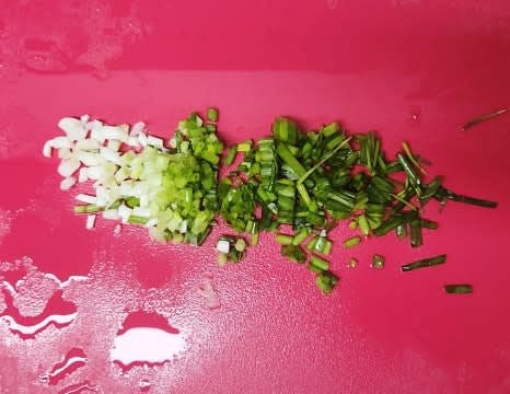 쪽파 10개를 송송 썰어줍니다.