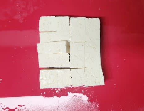 두부 반 모를 큼직하게 썰어줍니다.