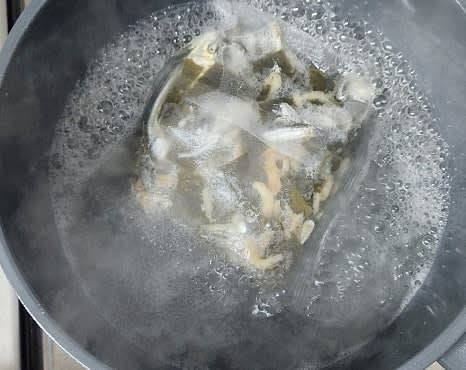 냄비에 물 300밀리리터와 육수팩 1개를 넣고 10분간 끓여 육수를 만듭니다.