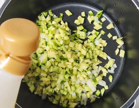 팬에 식용유를 두르고 애호박, 양파, 다진 마늘 0.5 큰술을 넣고 살짝 볶아줍니다.