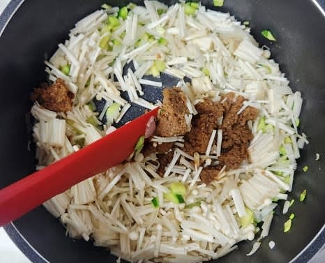 팽이버섯을 추가하고 된장 4 큰술을 넣어 된장을 볶듯이 한 차례 더 볶아줍니다.