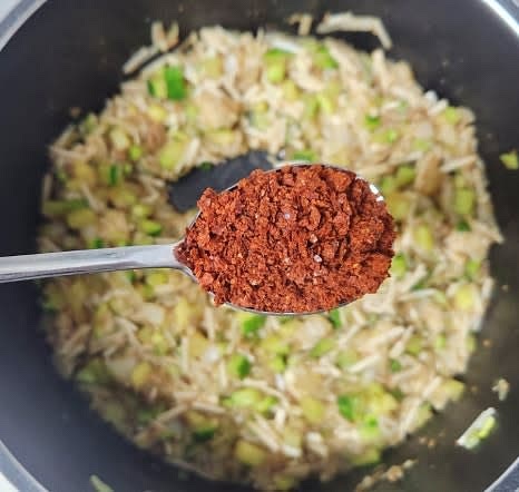 고춧가루 1 큰술을 넣고 한 차례 더 섞어줍니다.