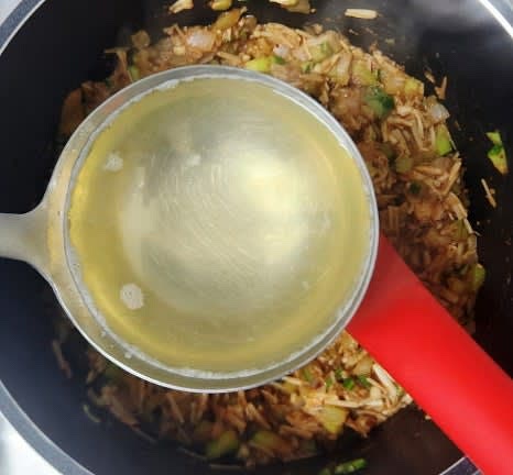 육수 약 세 국자를 팬에 부은 후, 청양고추와 꿀 2 큰술을 넣고 국물이 살짝 졸아들 때까지 끓여줍니다