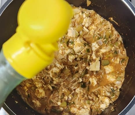 불을 끄고 참기름을 약간 둘러 잘 섞어줍니다.