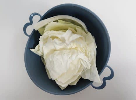 양배추 1/4개를 깨끗이 씻어줍니다.