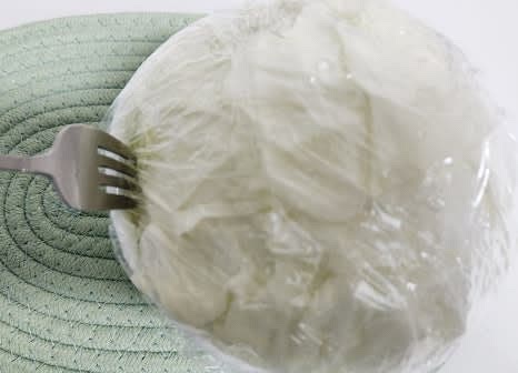 전자레인지용 그릇에 양배추를 넣고 물 100밀리리터를 부은 후, 랩을 씌우고 포크로 두세 군데 구멍을 내줍니다.