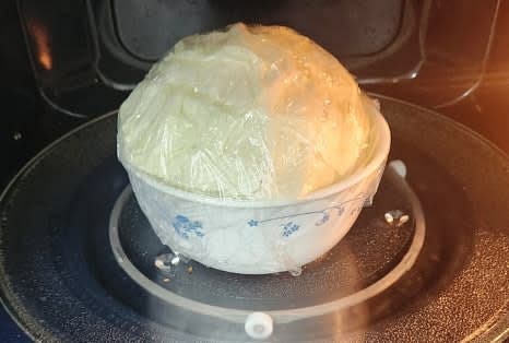 전자레인지에서 7분간 가열하여 양배추를 찝니다.