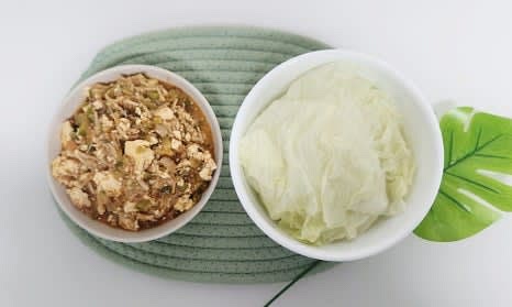 완성된 두부강된장과 찐 양배추를 함께 곁들여 맛있게 즐깁니다.