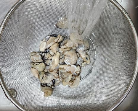 굴 250그램을 깨끗하게 씻어 물기를 제거합니다.