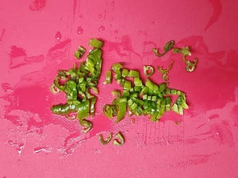 청양고추 2개를 반으로 갈라 씨를 제거한 후, 잘게 다집니다.