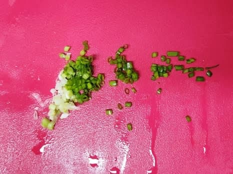 쪽파 2대도 잘게 썰어 준비합니다.