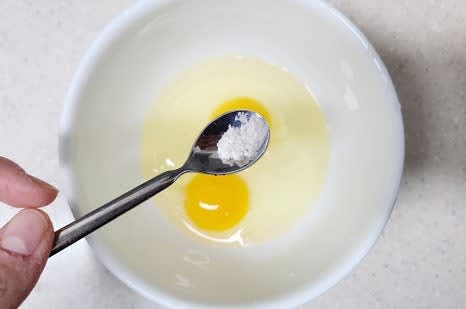그릇에 계란 2개를 넣고, 소금 0.5작은술을 추가하여 잘 풀어줍니다.