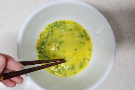 다진 청양고추와 쪽파를 계란물에 넣고 섞어줍니다.