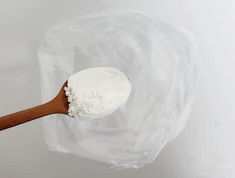 위생봉투에 부침가루 4큰술을 넣고, 씻어둔 굴을 넣은 후 봉지를 흔들어 굴에 부침가루를 고루 묻힙니다.