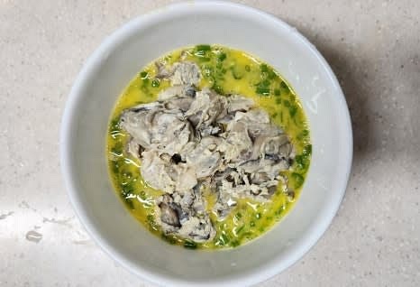 굴에 부침가루를 묻힌 후, 계란물에 담가 계란물이 고루 묻도록 합니다.