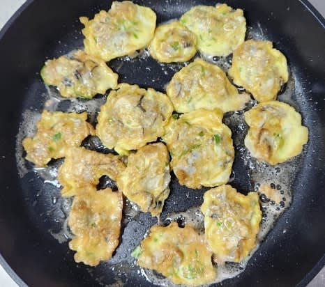 굴을 앞뒤로 노릇하게 부쳐줍니다.