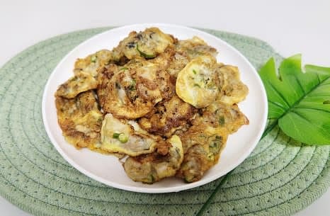 완성된 굴전을 접시에 담아 따뜻하게 즐깁니다.